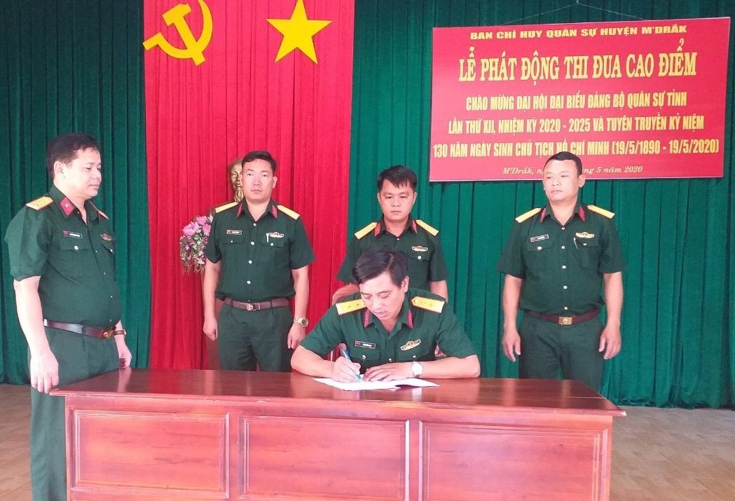 Ban chỉ huy Quân sự huyện M'Drắk phát động thi đua với chủ đề “Dân chủ, đoàn kết, trí tuệ, sáng tạo, quyết thắng”.